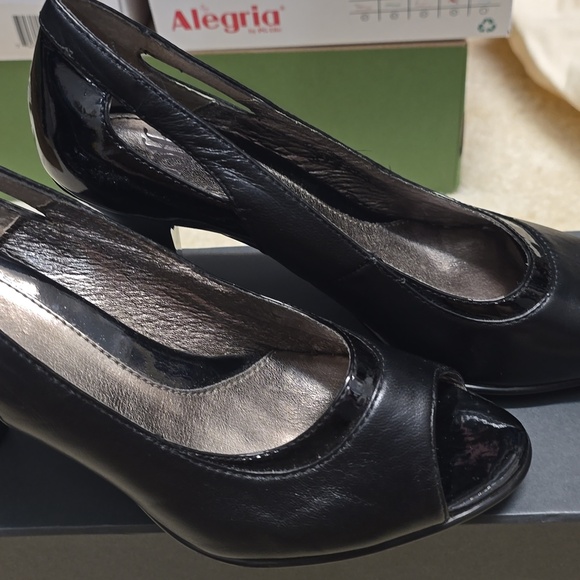 Soft Leather Black Pump - Picture 4 of 5